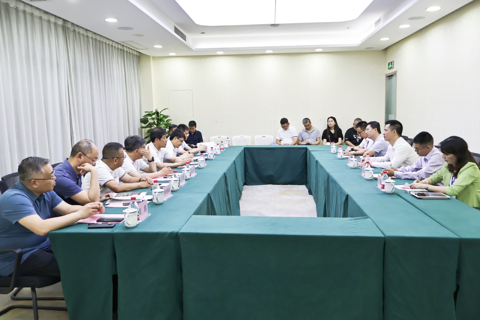 山西省長(zhǎng)治市市長(zhǎng)陳向陽(yáng)一行到訪廣納達(dá)康參觀考察
